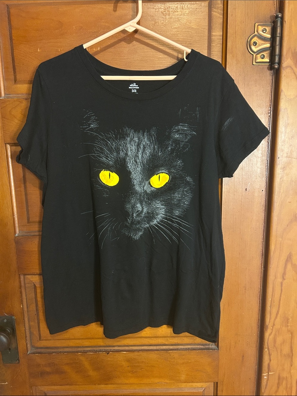 Black Cat Graphic Short Sleeve Tee with Yellow Eyes - Women's